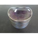 A hallmarked silver pill box with hinged agate top Sheffield 1987 - approx weight 2.
