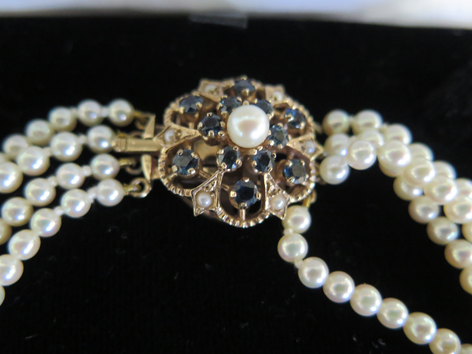 A four string pearl choker with 9ct gold clasp - 34cm long - in good condition - pearls - Image 2 of 2
