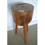 A vintage small round chopping block on three legs - good condition,