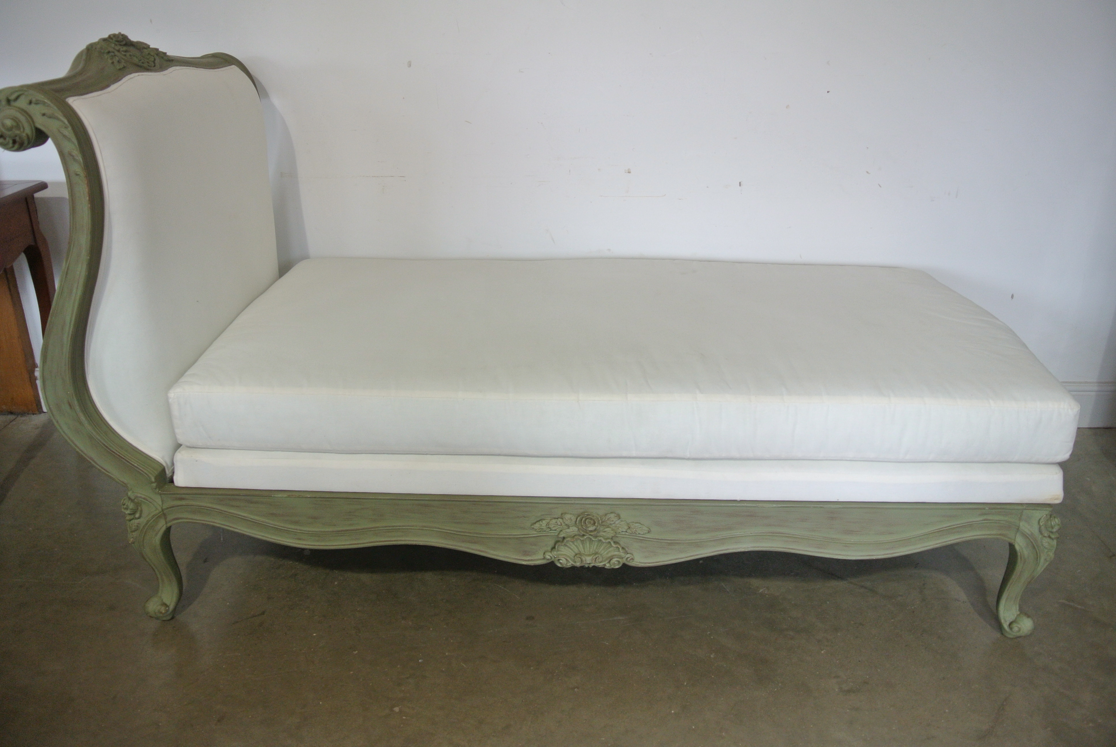 A Pompador day bed by And so to bed ,