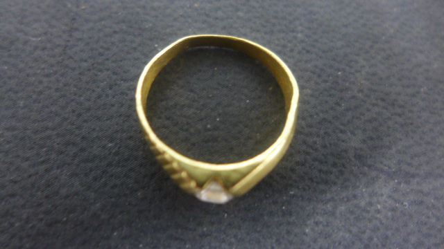 18ct gold single stone set ring - size H-I, 2. - Image 2 of 3