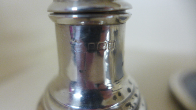 A pair of silver candlesticks, Birmingham 1959, 8 cm tall, - Image 3 of 3