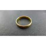 A 22 Yellow Gold Band Ring - Size K - approximately 2.
