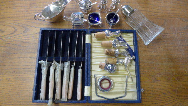 Assorted plated ware including a cruet and five bottle stops/pourers