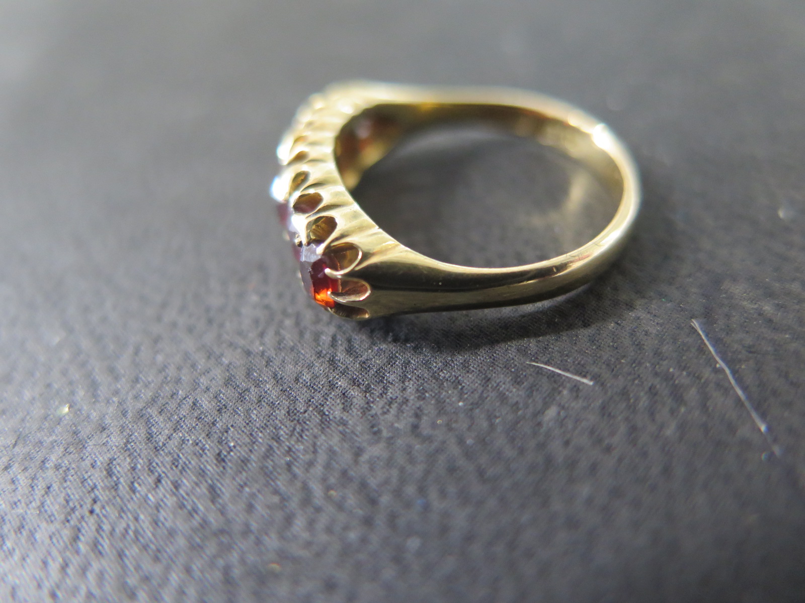 An 18ct yellow gold garnet five stone ring size M - approx weight 4. - Image 3 of 3