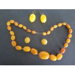 A graduated amber bead necklace - approx weight 72.7 grams - graduating from 3.2cm x 2.2cm to 1.