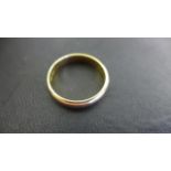 An 18ct yellow gold band - ring size W - approx 6.