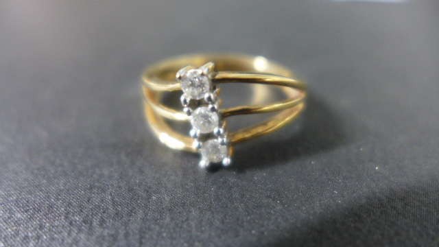 A 9ct Gold 3 Stone Diamond Ring - approximate total 0.