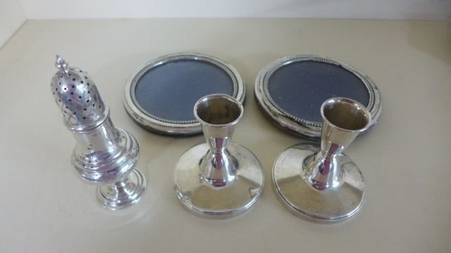 A pair of silver candlesticks, Birmingham 1959, 8 cm tall,