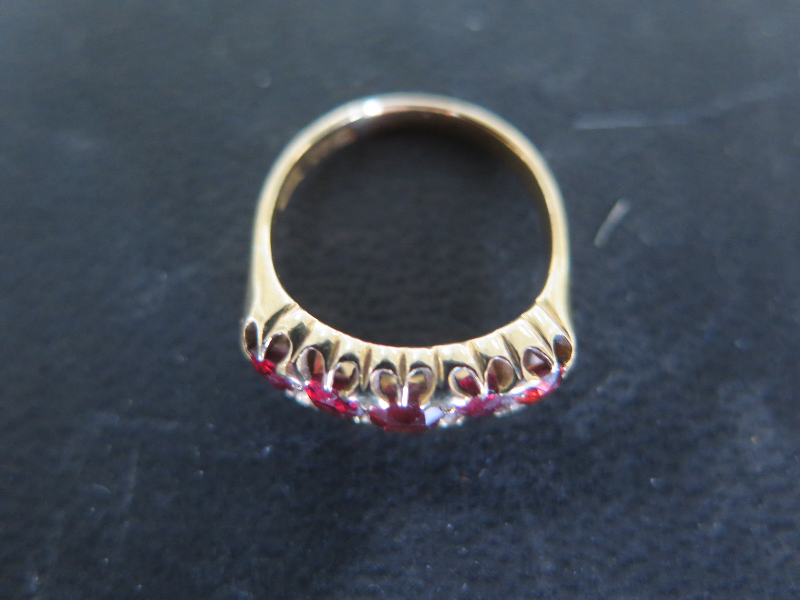 An 18ct yellow gold garnet five stone ring size M - approx weight 4. - Image 2 of 3