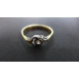 An 18ct Yellow Gold Ring - Size W - approximately 3.