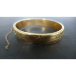 a 9ct Yellow Gold Bangle - 6 cm x 7 cm and approximately 19.