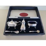 A boxed silver three piece cruet set - London 1990 - Bilby Holloway - in good condition - approx