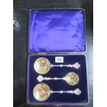 A boxed set of two spoons and a sifter - London 1905/06 - William Hutton and Sons Ltd - approx