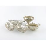 A mixed lot of silver items, comprising: a Victorian double lipped sauce boat, London 1892, oval