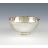 By Leslie Durbin, a modern silver bowl, London 1984, circular form, spot-hammered decoration,