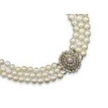 A three-row graduated cultured pearl necklace, the pearls graduate from 9.5-6.5mm. 44cm. The gold