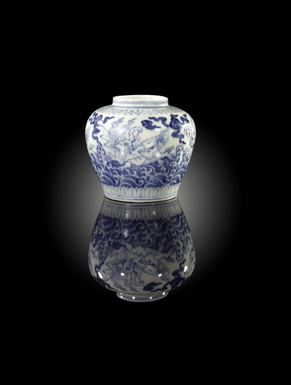 † A RARE CHINESE BLUE AND WHITE 'TIAN' JAR CHENGHUA 1465-87 The body decorated with four - Image 5 of 8