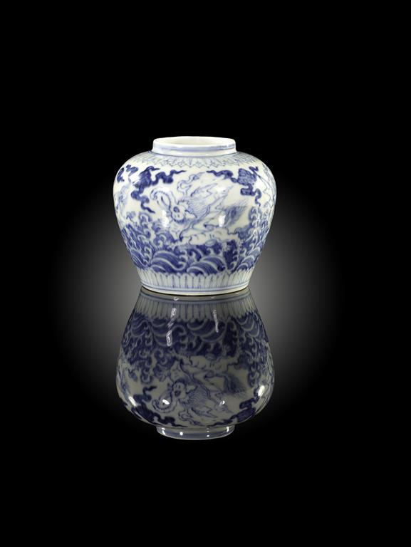 † A RARE CHINESE BLUE AND WHITE 'TIAN' JAR CHENGHUA 1465-87 The body decorated with four - Image 8 of 8