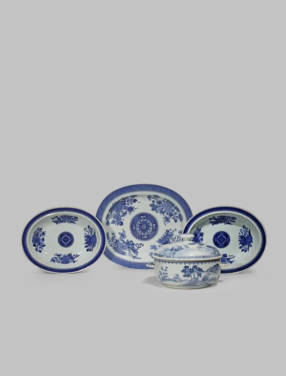 A CHINESE TUREEN AND COVER AND THREE FITZHUGH PATTERN DISHES 18TH CENTURY The body and cover of