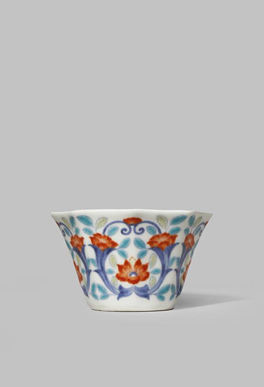 A JAPANESE NABESHIMA BOWL 18TH/19TH CENTURY The flared octagonal body decorated in underglaze blue