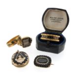 A Regency swivel gold mourning ring, of rectangular form and centred with a glazed locket of hair in