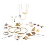 Assorted jewellery including an approximately 0.98ct round brilliant-cut diamond set yellow and