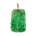 A pierced and carved jade plaque pendant, gold mount. 4.2cm high. 1602.