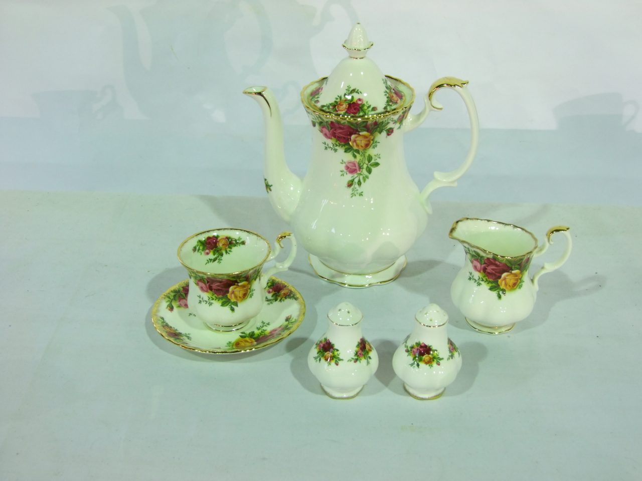 An extensive collection of Royal Albert Old Country Roses pattern dinner and coffee wares comprising - Image 2 of 2