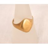 An 18ct gold gentlemans signet ring, 4.5g, ring size Q