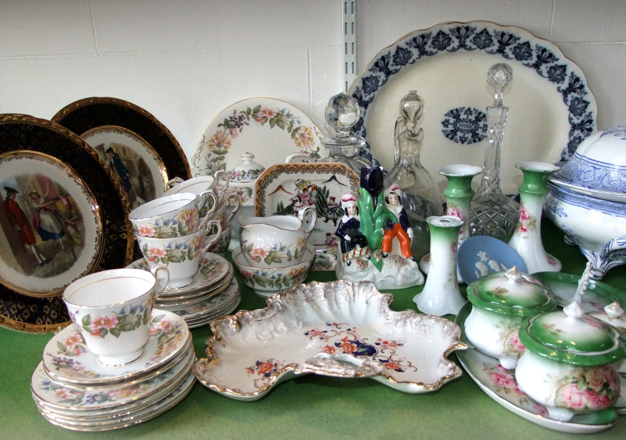 A collection of ceramics including Paragon Country Lane pattern tea wares comprising tea pot, cake - Image 2 of 3