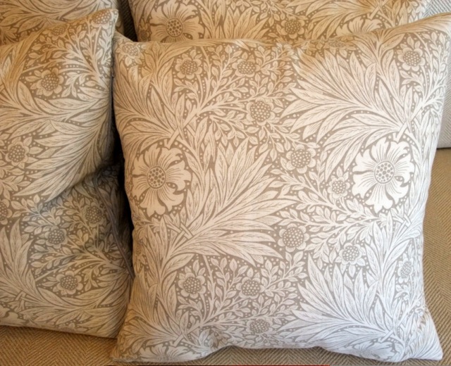 A collection of eight cushions in a William Morris fabric - Image 2 of 2