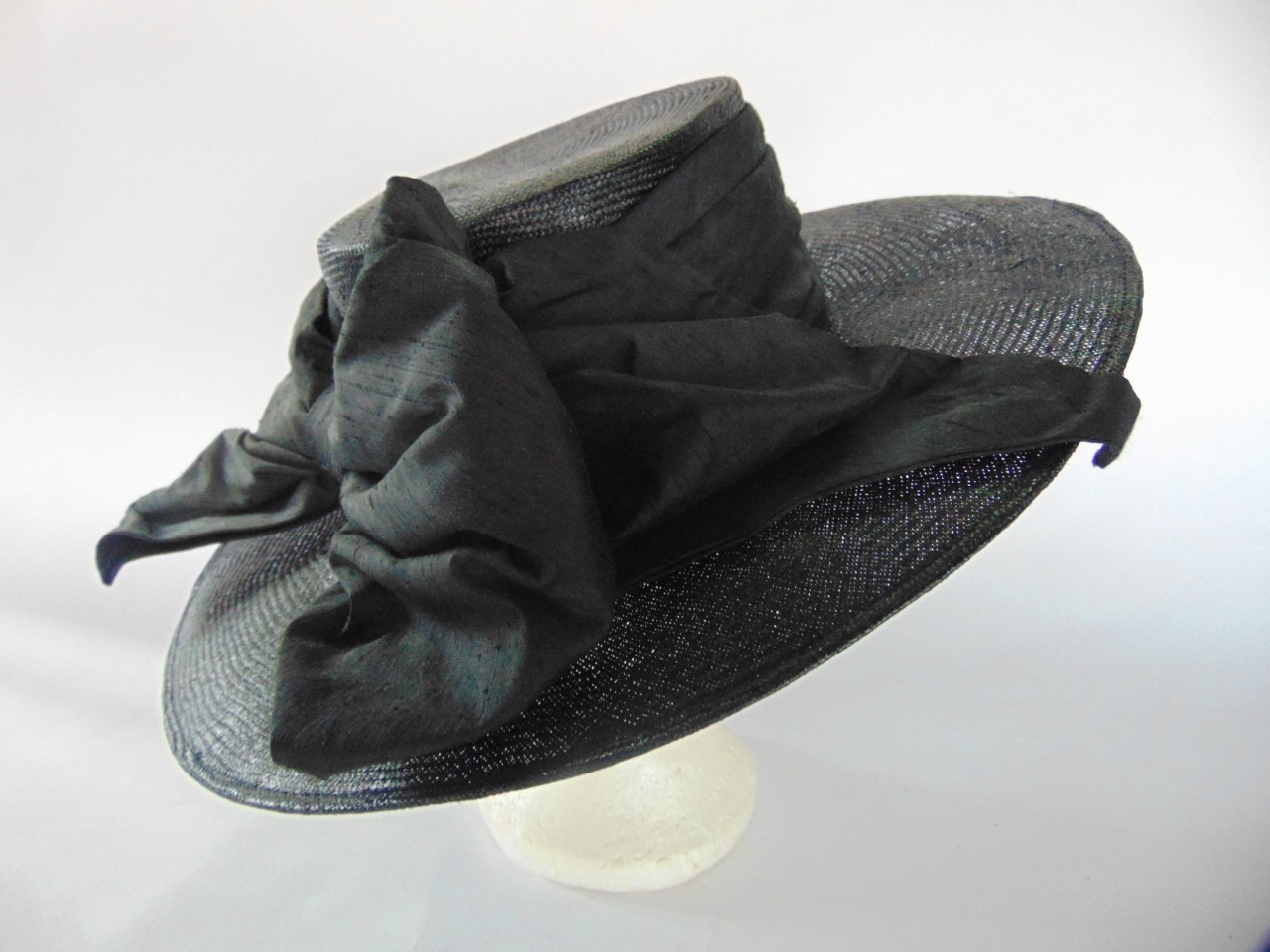 A Peter Bettley shallow medium brimmed ladies hat with bow, housed within a Harrods hat box, - Image 4 of 5