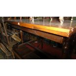 An Edwardian walnut draw leaf dining table raised on four turned supports, 120cm when closed,