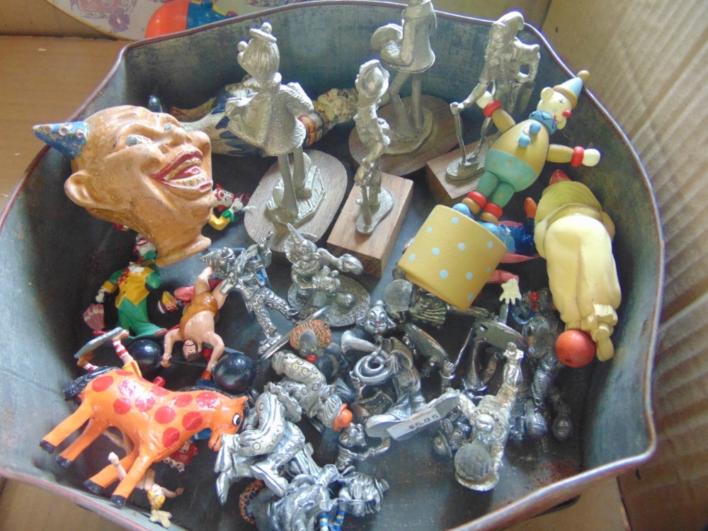 A mixed lot of clown related items to include tin plate winding toy, various lead and metal figures, - Image 2 of 3