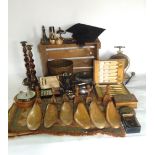 Mixed miscellaneous lot to include various treen ware to include shoe moulds, candlesticks, etc,