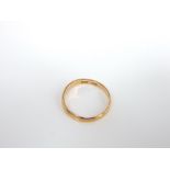 A 22ct gold wedding band, 4.2 g, ring size 'W'