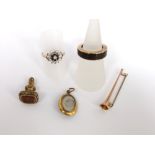 A small collection of 9ct gold items to include a trumpet pin brooch, a gentlemens ring and a