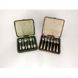 A cased set of six sterling cake forks; together with a cased set of six silver teaspoons, 4.5 oz