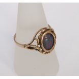 A 9ct gold and black opal triplet ring 2.5 g, ring size S