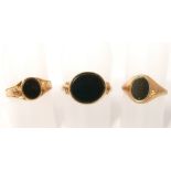 Two 9ct gold gentlemens signet rings together with an 18ct gentlemans signet ring each set with oval