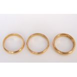 Three 22ct gold wedding bands 11.3g, size L-M