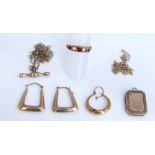 A collection of 9ct gold items to include a ring , a rectangular locket, a pair of drop earrings and