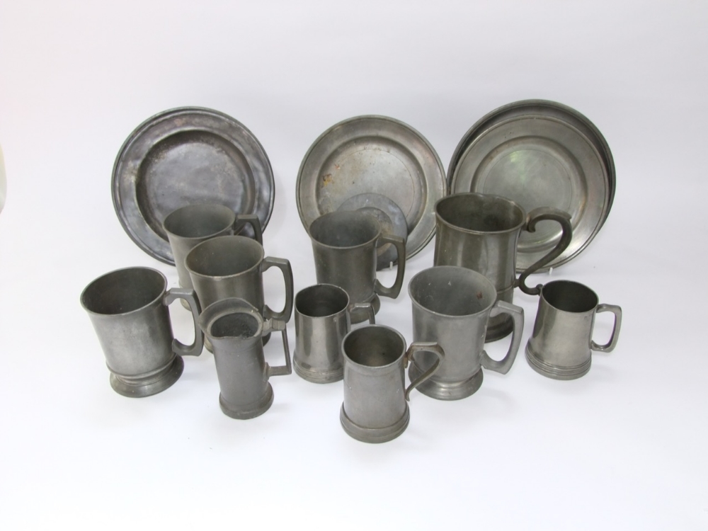 A collection of ten pewter tankards and three pewter plates (13)