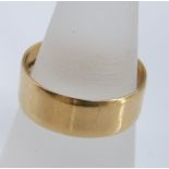 An 18ct gold gentlemens wedding band, 4.4 g, size S