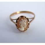 A 9ct gold ladies shell cameo ring, 2.3g, ring size T