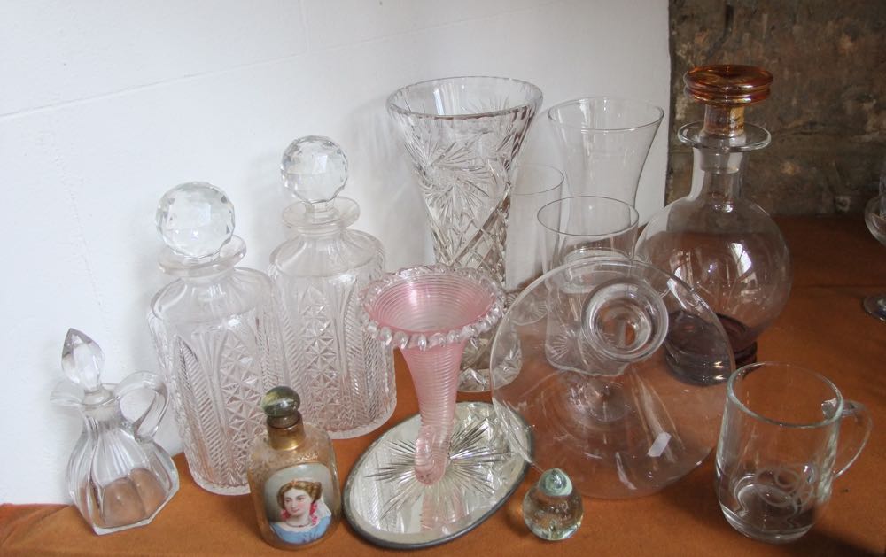 A collection of mixed good glassware to include a Venetian type cornucopia glass vessel upon a