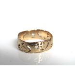 A 14k gold wedding band with pierced and engraved decoration, 2.5g