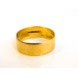 An 18k gold gentlemen's wedding band, ring size S, 4.5g