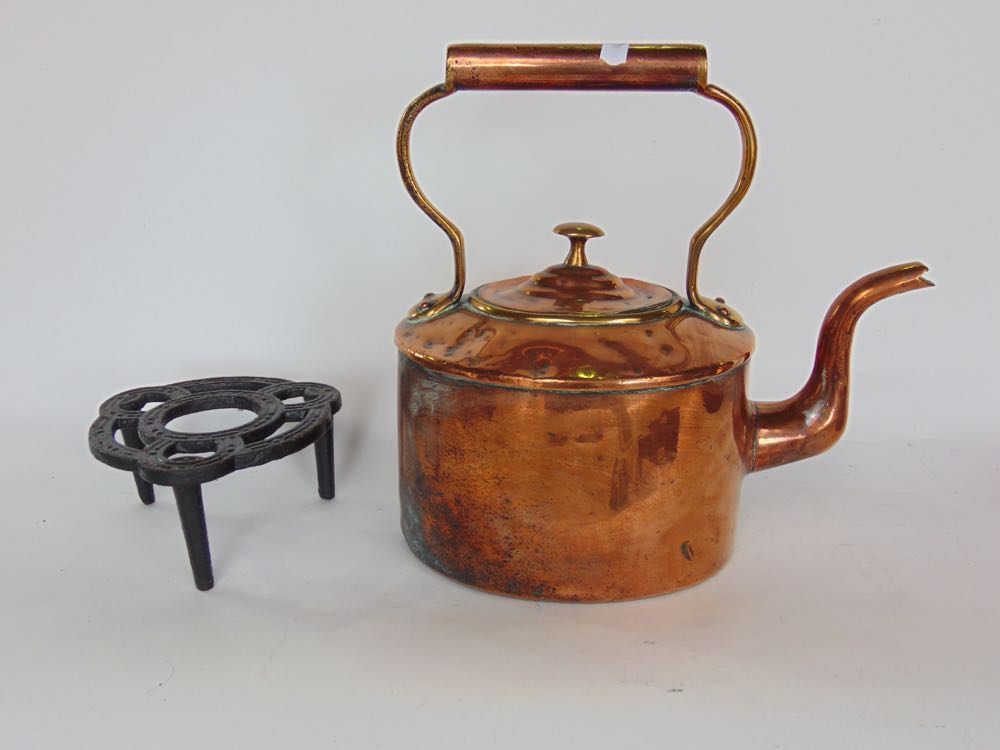 A mixed miscellaneous lot to include antique copper kettle, brass oil lamp with glass shade and - Image 4 of 4